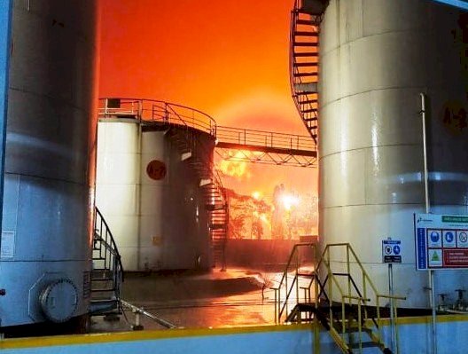 Kilang minyak Pertamina RU IV Cilacap yang terbakar. (net/rmolsumsel.id)