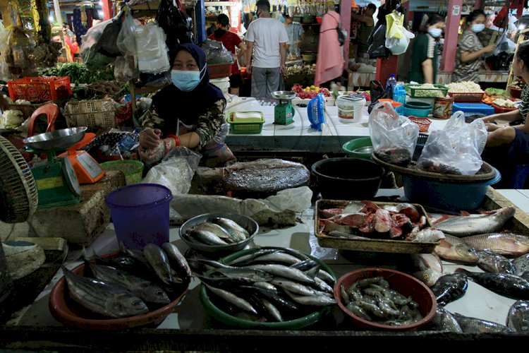 Aktifitas di Pasar Padang Selasa Palembang pada Sabtu (12/6) pagi. (foto: M Hatta/rmolsumsel.id)