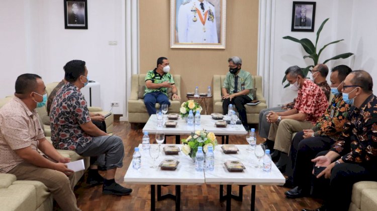 Wali Kota Lubuklinggau SN Prana Putra Sohe saat menerima Kakanwil DJKN Sumsel, Jambi, Babel, Surya Hadi. (humas pemkot lubuklinggau/rmolsumsel.id) 