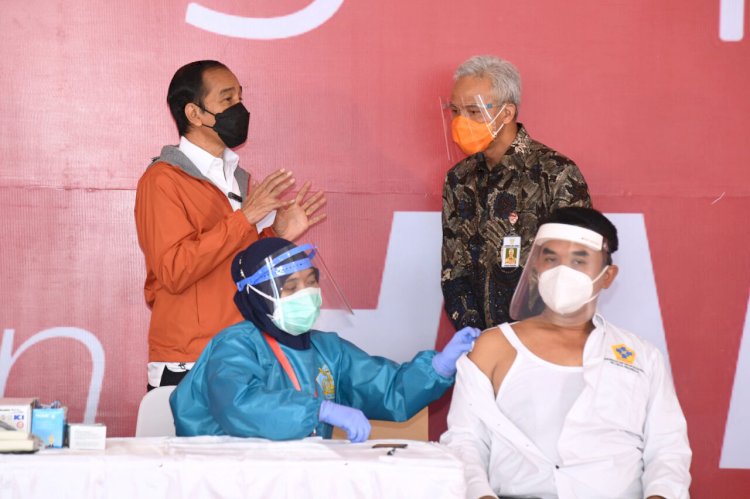 Presiden Joko Widodo dan Gubernur Jawa Tengah Ganjar Pranowo meninjau vaksinasi di Pelabuhan Tanjung Emas. (bpmi setpres/rmolsumsel.id)