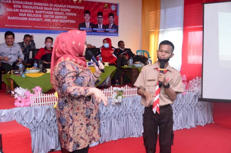 Ketua TP PKK Banyuasin dr. Sri Fitriyanti Askolani berbincang dengan seorang pelajar peserta sosialiasi bahaya narkoba. (humas pemkab banyuasin/rmolsumsel.id)