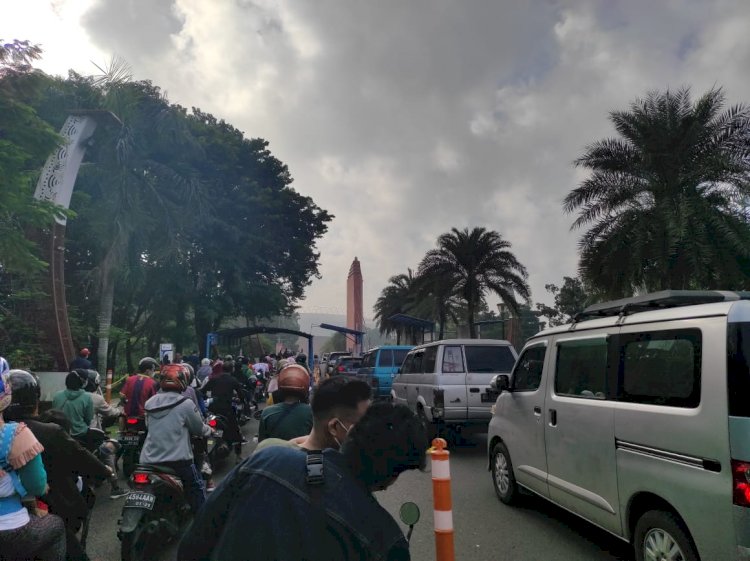 Antrian panjang kendaraan masuk ke komplek Jakabaring Sport City/ Muhammad Hatta