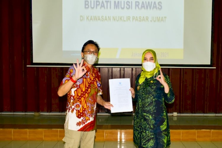 Penyerahan SK Varietas Dayang Muratan I dan Dayang Muratan 4 oleh Kepala Badan Tenaga Nuklir Nasional (BATAN) Prof. Dr. Ir. Anhar Riza Antariksawan kepada Bupati Hj Ratna Machmud. (humas)