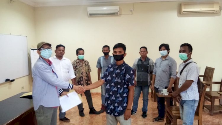 Penyerahan surat dari warga Sako Suban kepada Abdul Haris Alamsyah selaku perwakilan Formaphi untuk diserahkan ke Menteri Kehutanan dan Lingkungan hidup (ist/rmolsumsel.id)