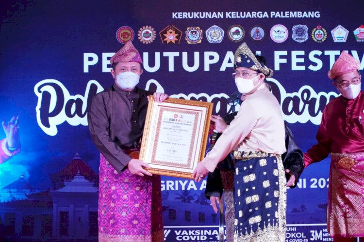Gubernur Sumsel Herman Deru saat menerima piagam gelar Palembang Cek Deru dari Sultan Mahmud Badaruddin (SMB) IV Jaya Wikrama, Raden Muhammad Fauwaz Diradja. (ist/rmolsumsel.id)