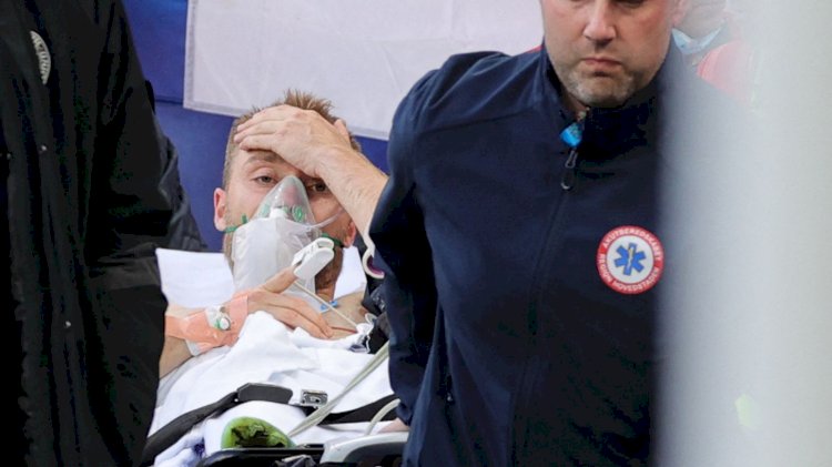 Gelandang Denmark Christian Eriksen saat dievakuasi ke rumah sakit setelah kolaps di lapangan. (Net/rmolsumsel.id)