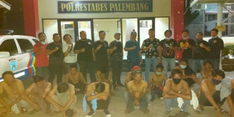 Unit Ranmor Satreskrim pimpinan Kasubnit Opsnal Ranmor Ipda Jhony Palapa menggelar razia juru parkir (Jukir) liar dan menyasar kawasan Jalan Angkatan 45 Palembang.(ist/rmolsumsel.id)