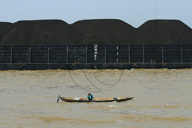 Kapal Angkutan Batubara melintasi sungai musi/Muhammad Hatta