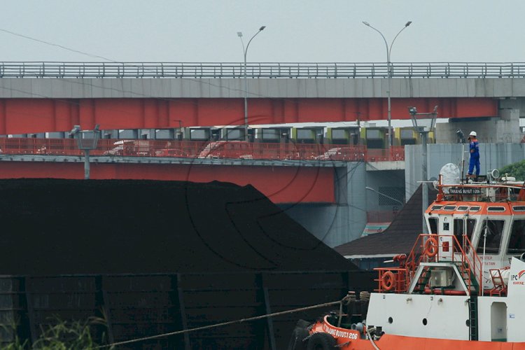 Kapal Tongkang transportasi angkutan batu bara milik PT Pelabuhan Indonesia II melewati Jembatan Ampera saat melintasi Sungai Musi Palembang, Sumatera Selatan, Selasa (15/6). (M Hatta/rmolsumsel.id)