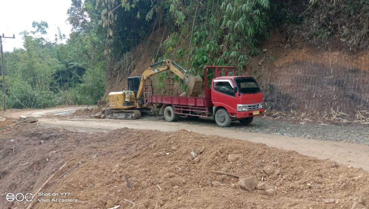 Proses perbaikan jalan di Kabupaten OKU Selatan yang amblas beberapa waktu lalu. (ist/rmolsumsel.id)