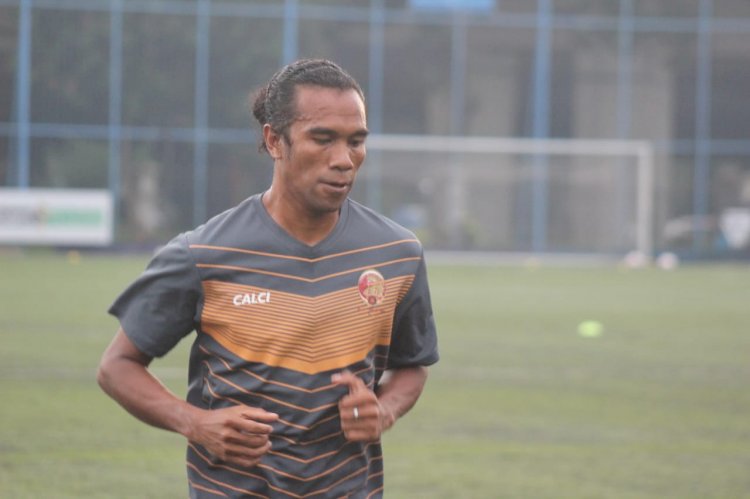 Center back Persab Belu Niksander Faot jalani trial di Sriwijaya FC. (mo sriwijaya fc/rmolsumsel.id)