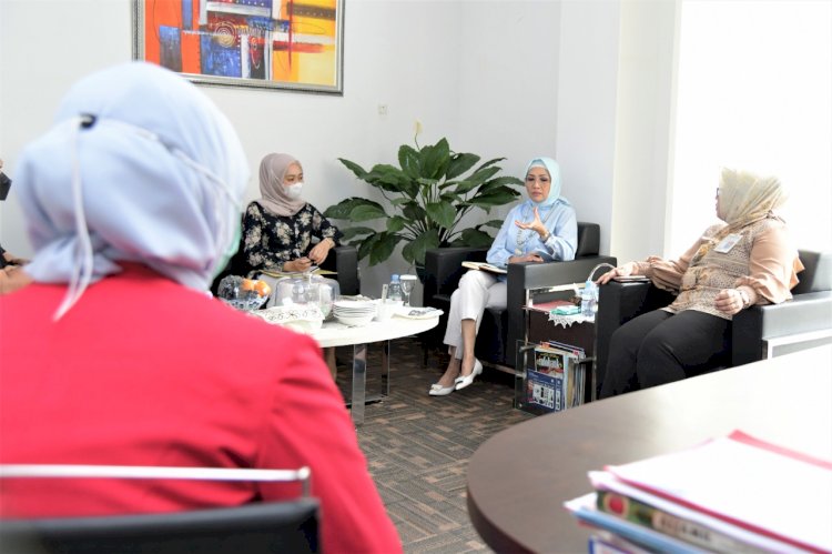 Ketua DPRD Sumsel RA Anita Noeringhati berbincang dengan Kepala Cabang BSB Indralaya Yanthris Darmawan. (Ist/rmolsumsel.id)