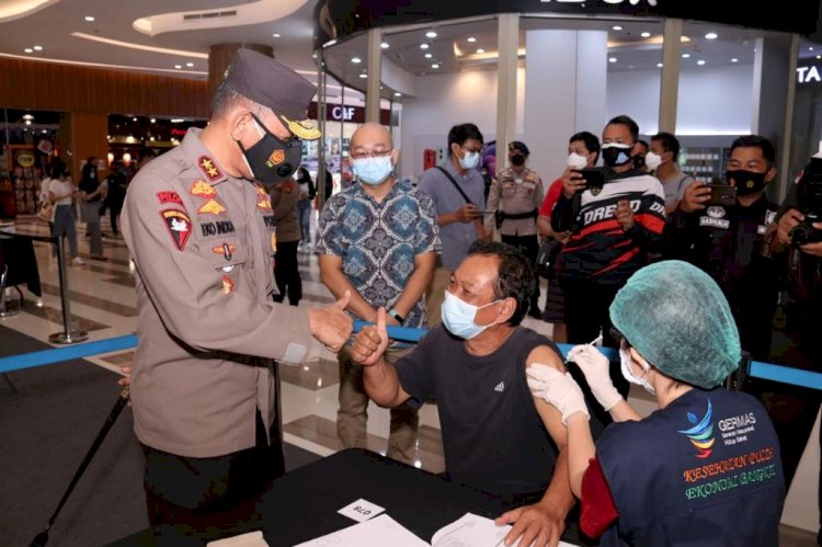 Kaolda meninjau vaksinasi di Mall Palembang Icon/Dudi Oskandar