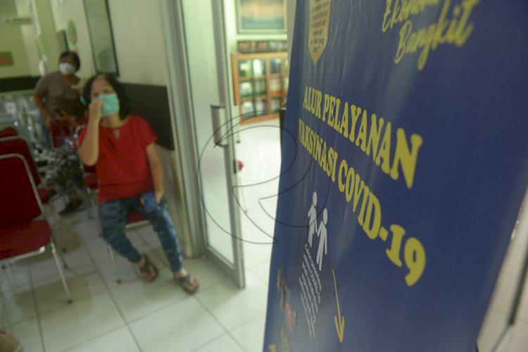 Seorang warga menunggu pelayanan vaksinasi di Puskesmas Dempo Palembang, belum lama ini. (M Hatta/rmolsumsel)