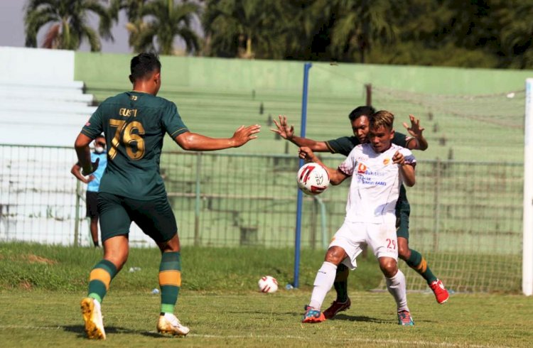 Striker Sriwijaya FC Rudiyana dikawal pemain Persikabo 1973. (mo sriwijaya fc/rmolsumsel.id)