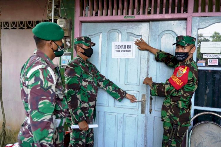 Anggota TNI AD dari Kodam II/Sriwijaya menempelkan stiker penertiban di rumah dinas yang berada di Komplek Kartini. (Ist/rmolsumsel.id)