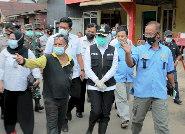 Wakil Wali Kota Palembang Fitrianti Agustinda saat mendatangi Komplek Teratai Putih. (Ist/rmolsumsel.id)