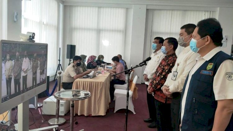 Kepala OJK KR 7 Sumbagsel Untung Nugroho menyaksikan pelaksanaan vaksinasi pelaku sektor jasa keuangan di Jakarta. (humas ojk kr 7/rmolsumsel.id) 