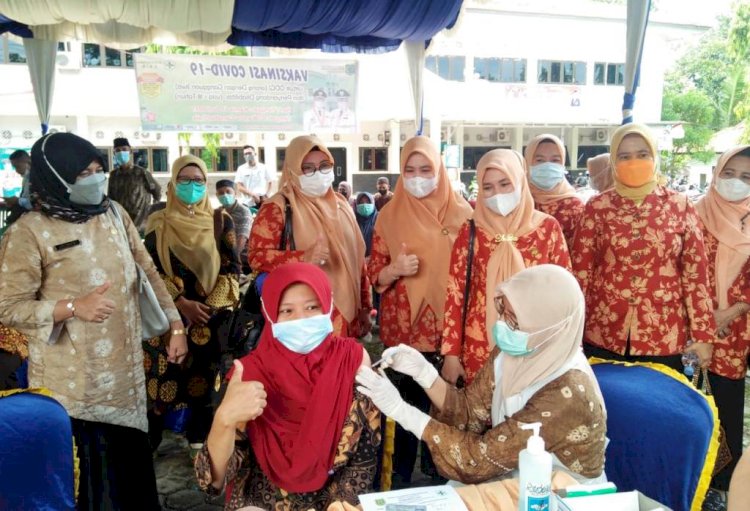 Seorang petugas layanan publik mendapat vaksinasi Covid-19 di halaman kantor Camat Lais, Kabupaten Muba. (humas pemkab muba/rmolsumsel.id)