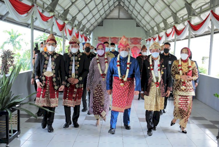 Gubernur Sumsel Herman Deru tiba di Gedung DPRD Kota Palembang untuk menghadiri peringatan HUT ke-1338 Kota Palembang. (Ist/rmolsumsel.id)