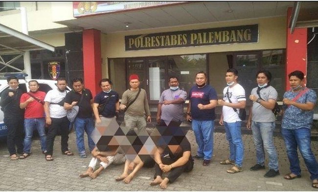Ketiga pelaku pengeroyokan saat ditangkap Polrestabes Palembang. (Istimewa/rmolsumsel.id)
