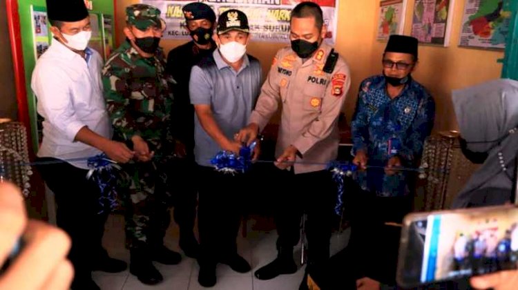 Wali Kota Lubuklinggau SN Prana Putra Sohe menggunting pita menandai peresmian Posko Kelurahan Tangguh Bersih Narkoba di Kelurahan Ulak Surung. (humas pemkot lubuklinggau/rmolsumsel.id)