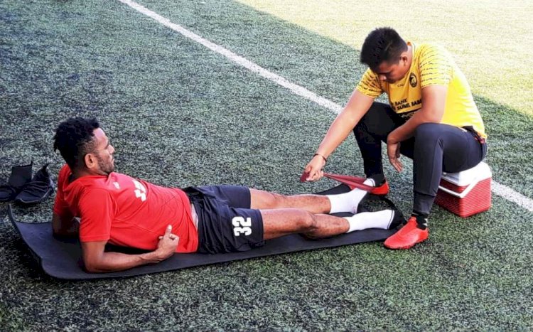 Gelandang Sriwijaya FC Ronaldo Meosido latihan terpisah karena merasakan nyeri pada engkel kaki kirinya. (mo sriwijaya fc/rmolsumsel.id)