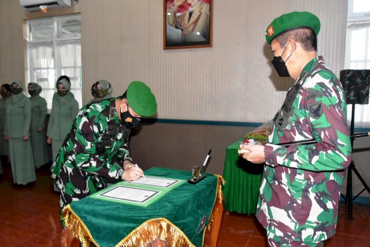 Danrem 044/Gapo Brigjen Jauhari Agus Suraji menyaksikan Dandim 0406/Lubuklinggau Letkol Inf Erwinsyah Taupan menandatangani berita acara peresmian pergantian nama Kodim 0406. (Ist/rmolsumsel.id)