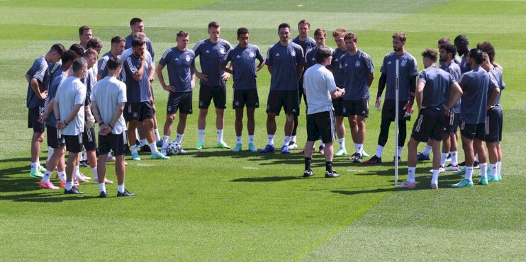 Pelatih Jerman Joachim Low memberikan pengarahan kepada pemain jelang laga kontra Portugal. (uefa.com/rmolsumsel.id)