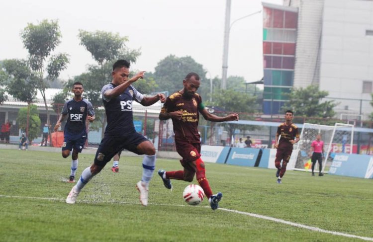 Penyerang Sriwijaya FC Nur Iskandar dikawal ketat bek Persiba Balikpapan. (mo sriwijaya fc/rmolsumsel.id)