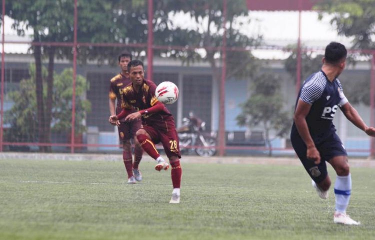 Gelandang Sriwijaya FC Hari Habrian melepaskan umpan pada latihan bersama dengan Persiba Balikpapan. (mo sriwijaya fc/rmolsumsel.id)