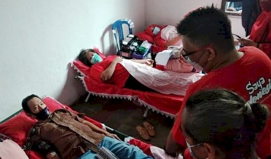 Ketua DPD PDI Perjuangan Sumsel HM Giri Ramanda N Kiemas saat melihat kegiatan donor darah dalam rangka peringatan Bulan Bung Karno 2021. (Dudy Oskandar/rmolsumsel.id)