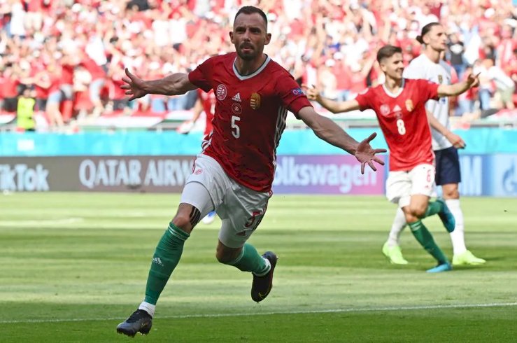 Pemain Hungaria Attila Fiola melakukan selebrasi usai mencetak gol ke gawang Prancis. (uefa.com/rmolsumsel.id)