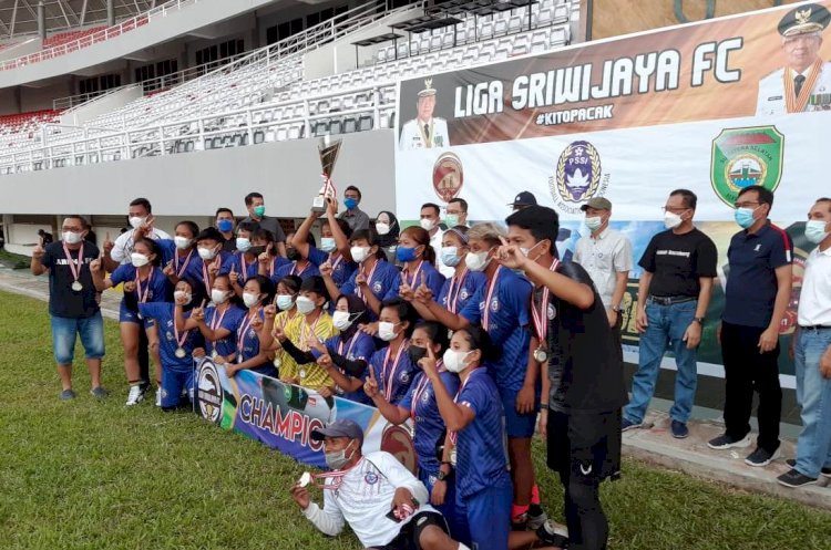 Pemain Arema FC Women merayakan gelar juara Sriwijaya FC Women Championship. (Iwan Setiawan/rmolsumsel.id)