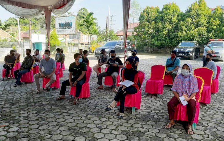 Warga Kecamatan Batanghari Leko menunggu giliran vaksinasi Covid-19 yang dilakukan di halaman kantor Camat Batanghari Leko. (Humas Pemkab Muba/rmolsumsel.id)
