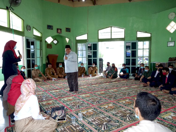 KH Amiruddin Nahrawi berdialog dengan siswa dalam Safari Dakwah FKUU Sumsel di SMKN 4 Palembang, Senin (21/6). (Yulia Savitri/rmolsumsel.id) 