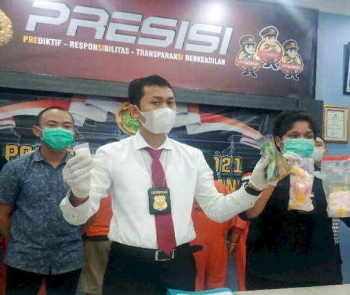 Kasatres Narkoba Polrestabes Palembang AKBP Andi Supriadi menunjukkan barang bukti yang disita dari satu keluarga pengedar narkoba di Kecamatan Kalidoni. (Ist/rmolsumsel.id)