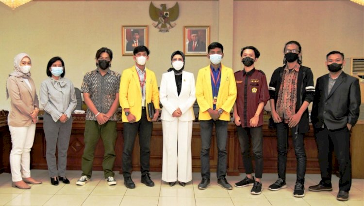 Ketua DPRD Sumsel RA Anita Noeringhati bersama sejumlah mahasiswa Universitas Sriwijaya. (Dudy Oskandar/rmolsumsel.id)