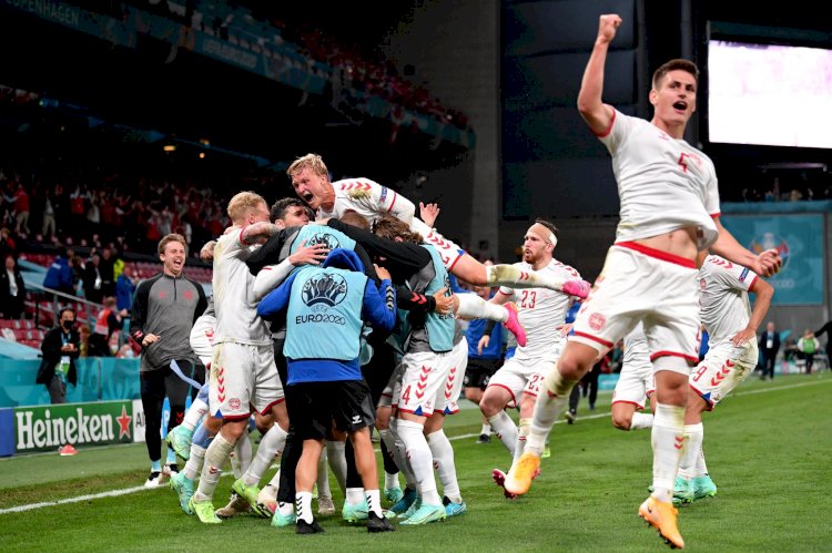 Selebrasi tim Denmark setelah dipastkan lolos ke babak 16 besar Euro/Getty Images/rmolsumsel.id