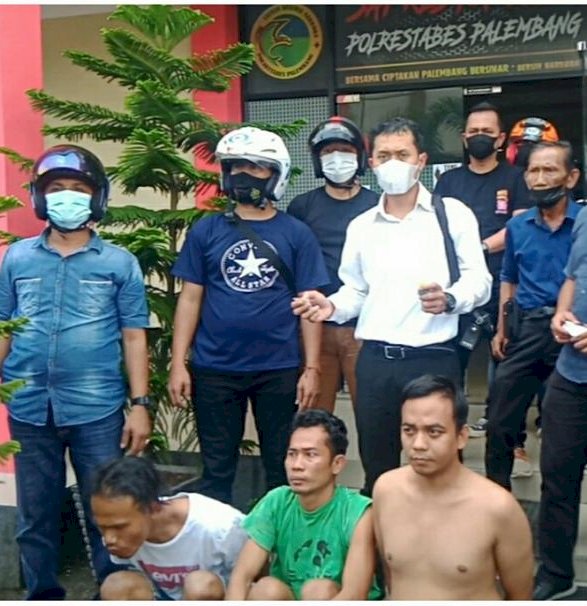 Ketiga pelaku saat diamankan di Polrestabes Palembang. (Istimewa/rmolsumsel.id)