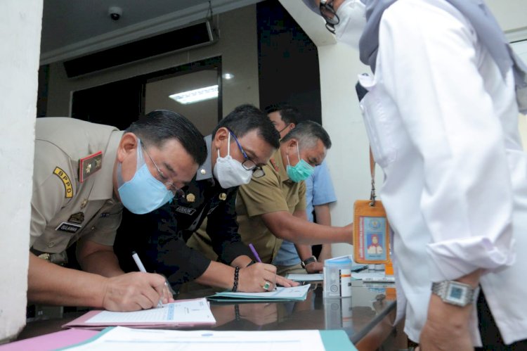 Pelaksanaan tes urine di Pemkot Palembang yang juga diikuti jajaran pejabat Eselon II, belum lama ini. (Ist/Bakohumas Palembang)