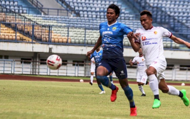 Striker Sriwijaya FC Rudiyana dikawal ketat bek Persib Bandung Ahmad Jufriyanto pada latihan bersama di Stadion GBLA. (MO Sriwijaya FC/rmolsumsel.id)
