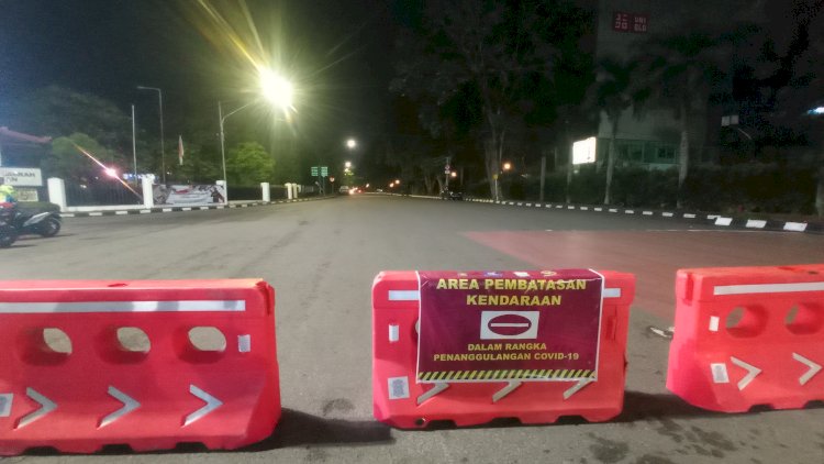 Penyekatan salah satu ruas jalan di Palembang. (dokumen/rmolsumsel.id)