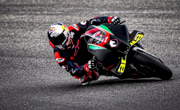 Andrea Dovizioso saat melakukan tes motor RS-GP milik Aprilia Racing Team Gresini. (Net/rmolsumsel.id)