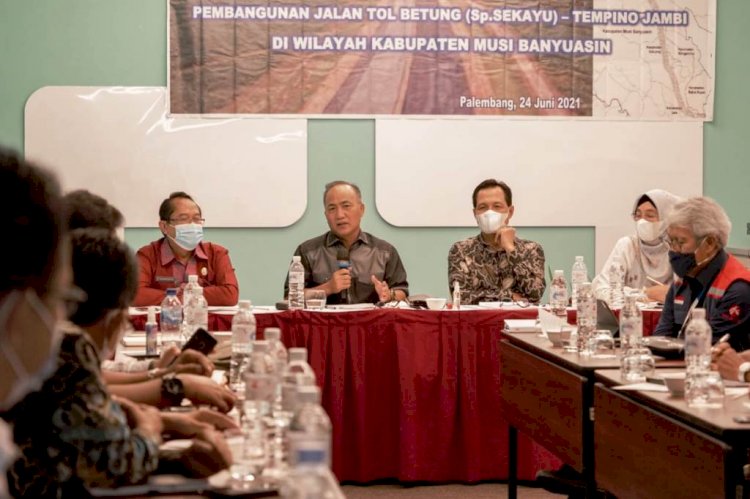 Sekda Muba Apriyadi saat memimpin rapat sosialisasi pengadaan tanah untuk pembangunan Jalan Tol Trans Sumatra. (Humas Pemkab Muba/rmolsumsel.id)