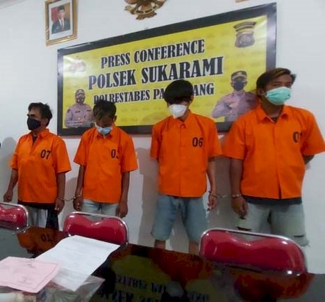Keempat tersangka saat ditangkap di Polsek Sukarami Palembang. (Istimewa/rmolsumse.id)