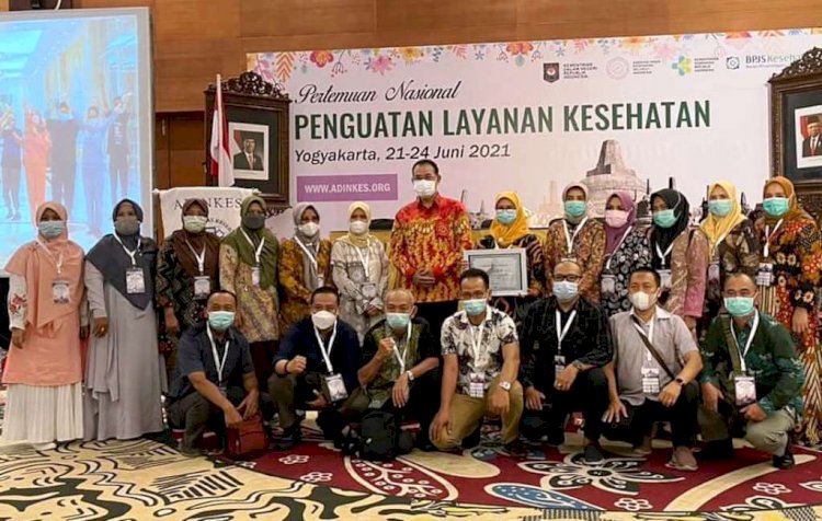 Kepala Dinas Kesehatan Kabupaten Banyuasin dr Rini Pratiwi (memegang penghargaan) saat menghadiri Pertemuan Nasional Penguatan Layanan Kesehatan Yogyakarta, Kamis (24/6). (Humas Pemkab Banyuasin/rmolsumsel.id)