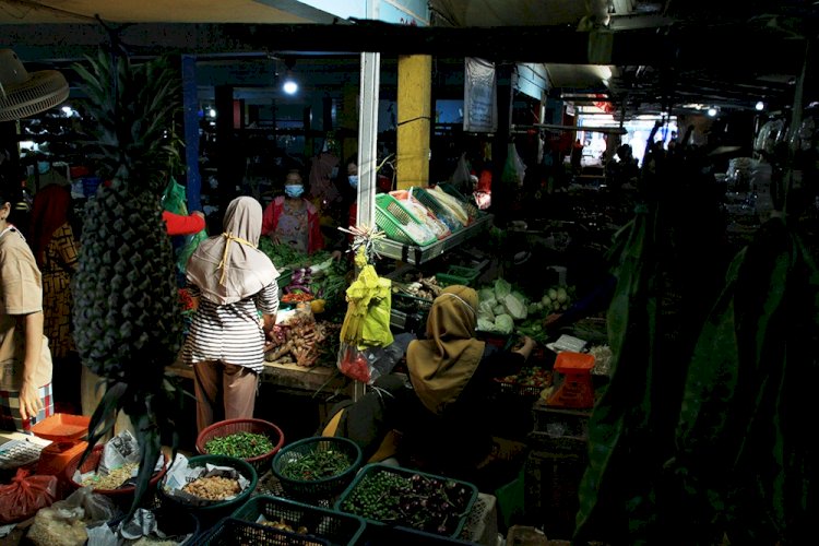 Aktivitas pedagang di Pasar Padang Selasa yang menjual sayur mayur dan sembako. (Dok/rmolsumsel.id)