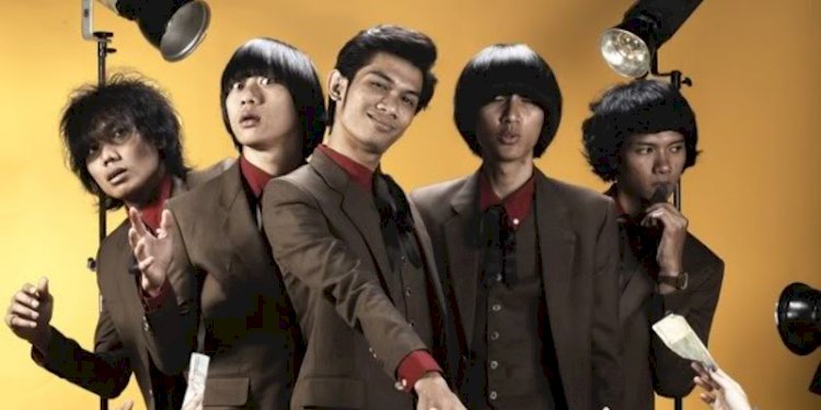 Arlanda Ghazali Langitan (kedua kanan) bersama personel The Changcuters. (Ist/Net)