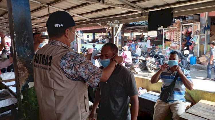 Pembagian masker kepada masyarakat oleh Satgas Covid-19 Kabupaten OKI. (diskominfo OKI/rmolsumsel.id)